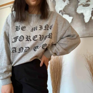  - Mysig tröja från Zara! Perfekt till kommande sommarkvällar💕 Strl S och jag har även S vanligtvis, så den blir lite oversized. Eventuell frakt tillkommer💕