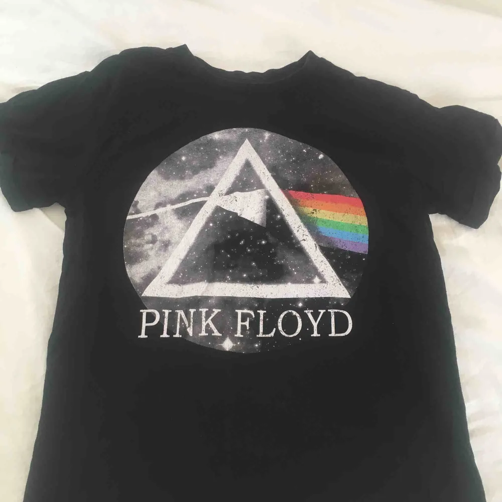 Sjukt cool Pink Floyd t-shirt. Ingen aning om vart jag köpt den, men riktigt snyggt tryck och väldigt bekväm t-shirt. Köparen står för frakt.. T-shirts.