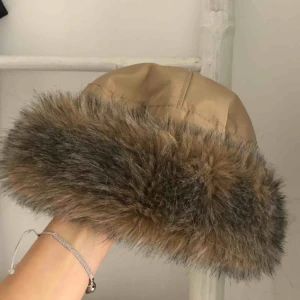  - Mössa med päls