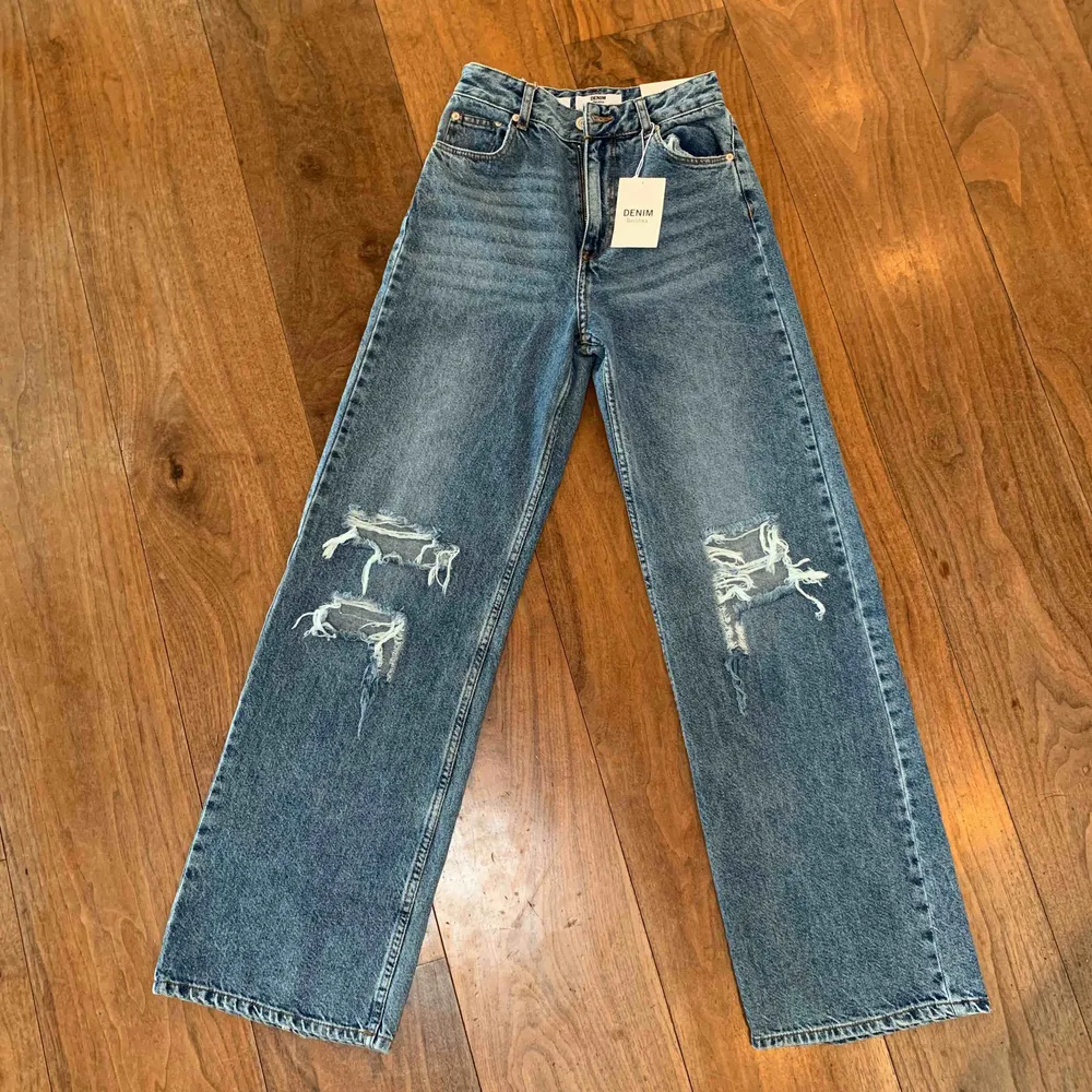 Helt nya jeans från Bershka i 90-talsstil med prislappen kvar! Jättesnygga! Ser mörkare ut på sista bilderna än i verkligheten.. Jeans & Byxor.