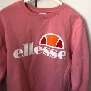  - En väldigt fin Ellesse sweatshirt utan skador eller fläckar. Nästan oanvänd. Köparen står för frakt. 