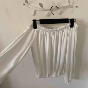  - Vit topp med bara axlar 🤍 fint skick då den endast är använd en gång  