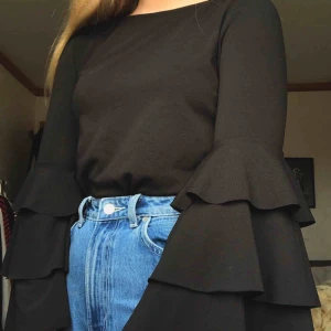  - Underbar svart topp från Gina! Köpt för något år sedan. Bra passform och riktigt bra skick!  Pris går att diskuteras❗️ 