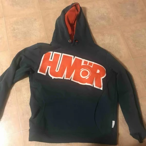  - Snygg humör hoodie, lite oversize och från herr, lite trasig uppe vid halsen