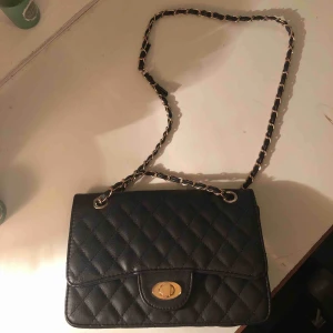  - Shoulderbag från ur&penn för 249kr. Väskan är inte så stor men man får plats med mycket. Den är sparsamt använd men har blivit lite små repor på knappen men dem märker man bara om man kollar noggrant (skriv om du vill ha bild). 