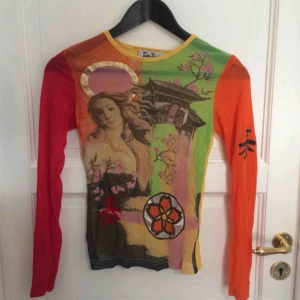  - Riktigt cool tröja i mesh stil. Använd några gånger men är i väldigt bra skick! FRI FRAKT🧡