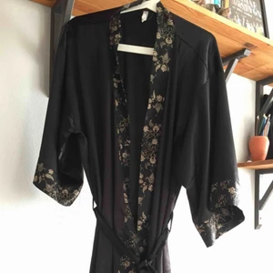  - Svart satinmorgonrock med vida ärmar och snygga guldfärgade detaljer! Sååå mjuk och skön! Även snygg som kimono om man tar bort midjebandet. Storlek L men funkar även om man har mindre storlek (jag har S) 
