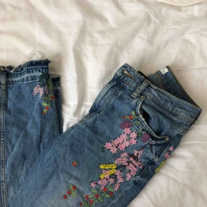  - Så snygga unika jeans från Zara med massa fina blommor på🤍🤍säljs inte längre! 