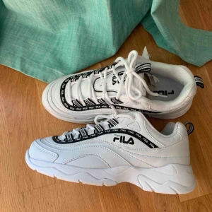FILA skor  - Säljer mina helt oanvända fila skor som inte kommit till användning eftersom de var små för mig. Priset kan diskuteras 🌼🌼🌼