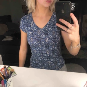  - Fin blå och vit T-shirt från hollister som knappt är använd. Storleken är xs men passar även s