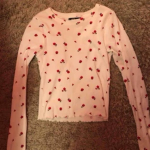  - Blommig tröja från new yorker i bra skick! Kan självklart skicka mer bilder.