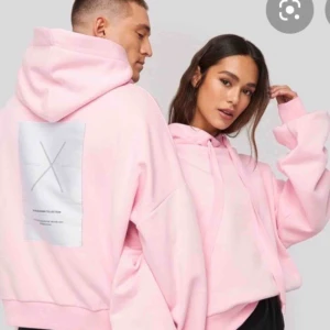  - Samma hoodie som på första bilden fast svart! Säljer nu en av mina favorit hoodies från nakd, den är i strl xs men oversized:) supermysig å snygg🙌🏼🙌🏼
