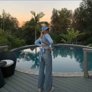  - Avklipp längst ner och passar min som är 160, fint skick!!