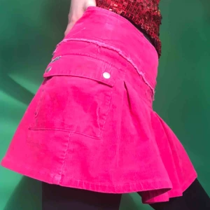  - Super gullig kjol i storlek M-L. Modellen är S men den passar ju då också. Köparen står för frakten<3