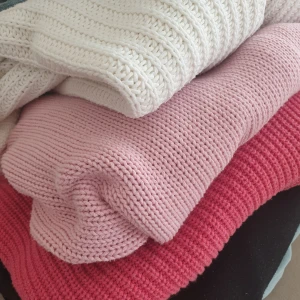 Tre stickade tröjor - Bättre bilder på vardera tröja finns i andra annonser, vill verkllgrn bli av med dem så erbjuder 200 för alla tre!!! Från filippa K och zara💗💗alla passar en M