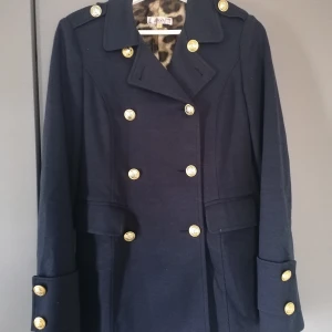 Vår/höst jacka - Mörkblå jacka med leopard-mönstrat foder. Inköpt i London, gott skick. Storlek M men passar mig som är S/36. 