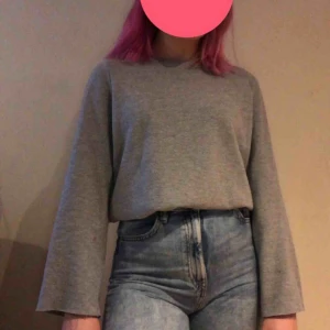  - Grå tröja från Zara, storlek S. Fint skick. Köparen står för eventuell frakt (66kr), eller så möts vi i Gävle 😊.