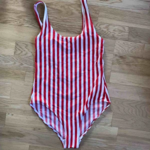  - En super fin baddräkt från monki köpt förra året men knappt använd då den inte passar mig. Mycket bra sick och inga slitningar. 🦋 Står storlek XS men passar även en S. 🦋