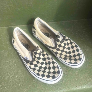  - Rutiga vans. Snyggt slitna, har ett lite hål längst fram på ena skon(se bild 3). Köparen står för frakt 💘💘