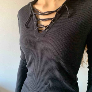 Hollister tröja - Hollister snöre tröja. Mycket god skick, använd fåtal gånger. Köparen står för frakt om den ej kan mötas upp