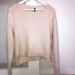  - Fin tröja i beige färg från HM. Oanvänd. Ev frakt 39 kr🌸