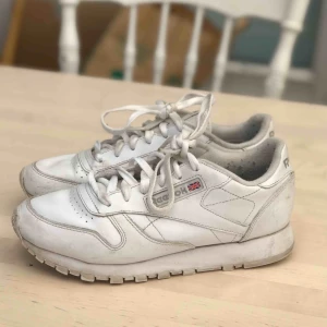 Reebook skor - Ett par väl använda Reebok skor! De är lite slitna därför priset. Kan mötas upp, annars står köparen för frakt💘