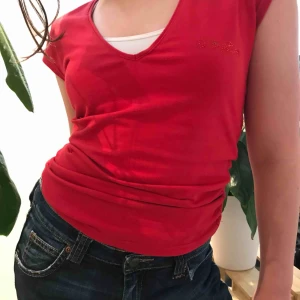 Björn Borg tischa i strlk xs/s/m - Jävligt snygg retro Björn Borg tischa! På bilden ser man hur den passar xs/s men den passar även på m, dock TYVÄRR inte mig som har L nu🥺Sparsamt använd så inga fläckar/hål/slitningar MEN en diamant från loggan har lossnat, därav priset.