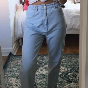  - Perfekta högmidjade jeansen! Används fåtal gånger, säljer för jag inte använder dem. Passar mig som är XS/S