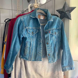  - Levis jacka lite liten i storleken så passar S/M