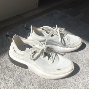 Nike air skor - Jättesköna skor som jag knappt använt. Strl 37,5. Du som köpare står för frakt. Ord pris-1200kr