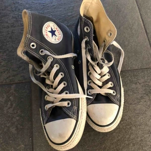  - Converse i marinblått i storlek 39.5 som använts ett fåtal gånger pga fel storlek💙 