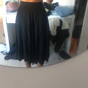 Kjol - Svart lång kjol, går till lite innan mina knän och jag är 170
