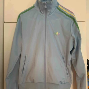  - Snygg adidas dress i ljusblå färg. Fint skick.  Raka ben.  