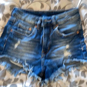  - Blå högmidjade shorts med ”rivhål” i sig, köptes i somras men säljs då de inte används, de användes Max 5 gånger och väldigt sköna och stretchiga.