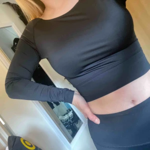  - Träningströja, oanvänd. Skönt material, jättefint skick.  100kr plus 30kr frakt. 