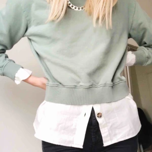  - En collage tröja i en jättefin grön färg från NAKD och väldigt fint skick. Använd ca 3 ggr. Pris kan diskuteras. Köparen står för frakten. 