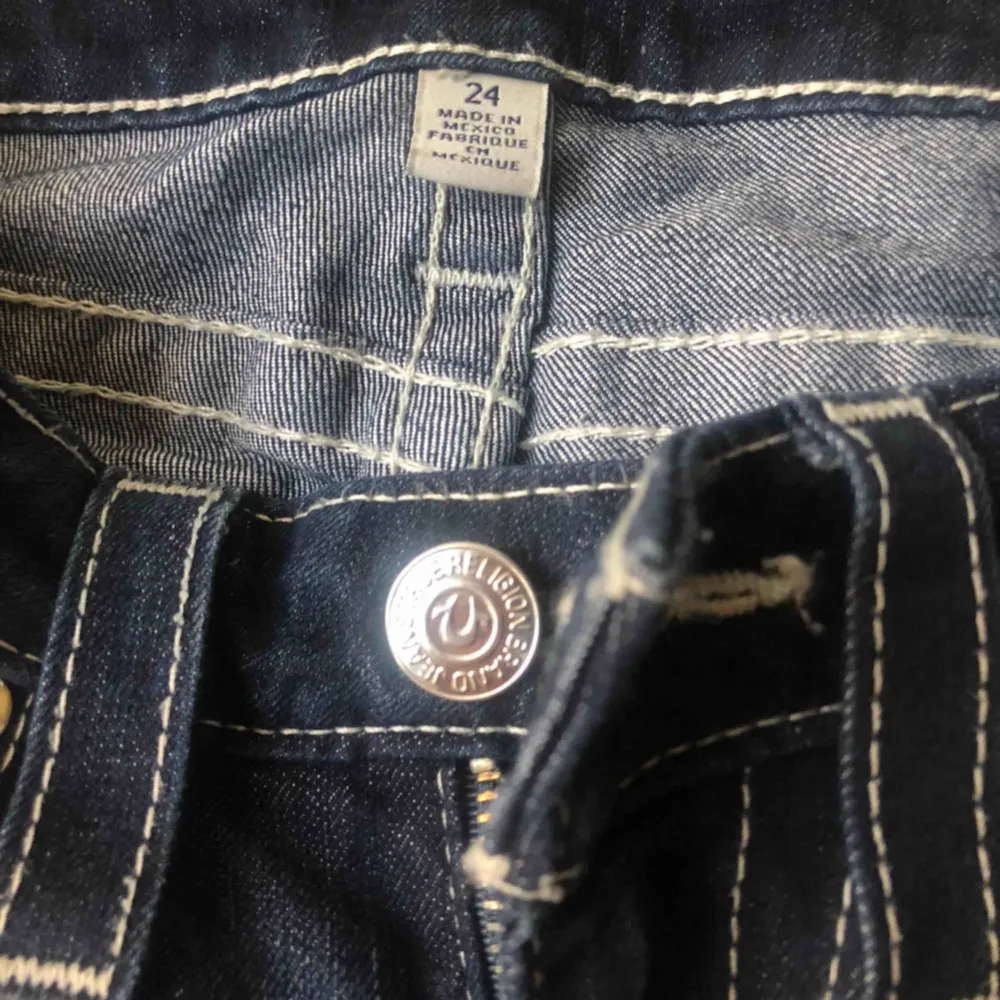 Mörkblå äkta true religion jeans storlek 24, bootcut modell . Jeans & Byxor.
