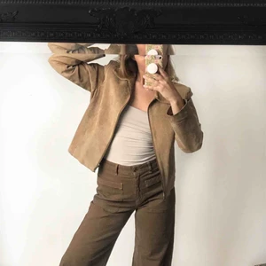  - Mockajacka i superfin kvalitet som dessvärre inte kommer till användning, köpt på Humana second hand. Jag är en storlek S, på mig blir den härligt oversize, så man får plats med en tröja under. Funkar lika fint på M och L 