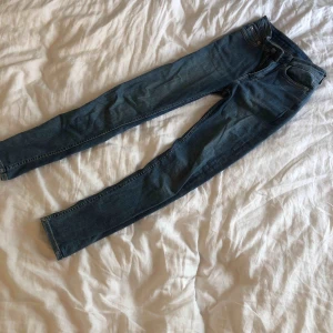  - Tighta jeans från weekday med mycket stretch. Modellen heter thursday blue. 