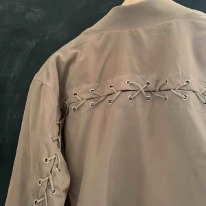  - Superfin ”bomberjacka” från NA-KD.  Passar till allting och har fina detaljer på både armar och ryggen! Storlek S men passar även XS/M