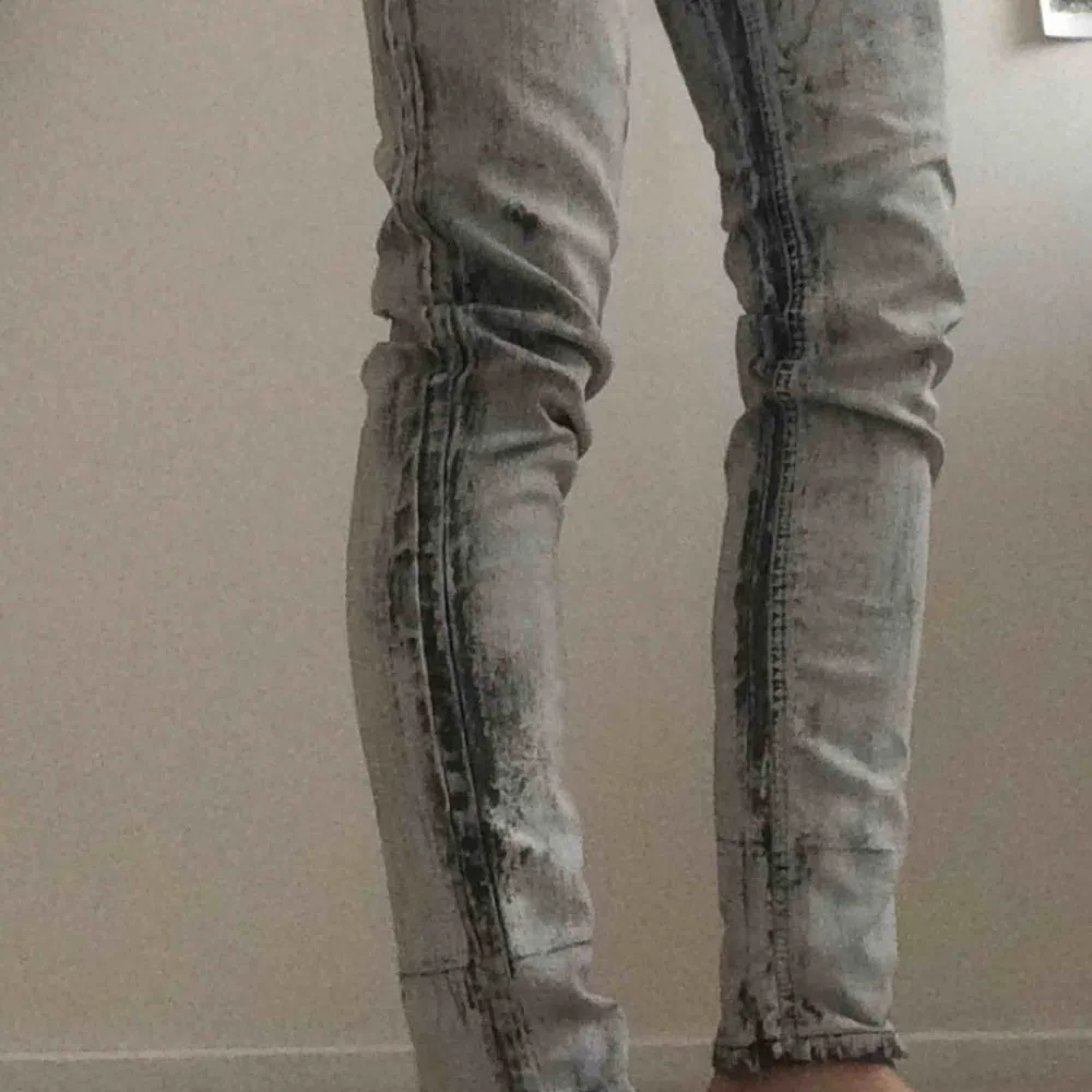 Jättesnygga spräckliga jeans från cheap monday😍 jag är 168 och de passar perfekt :). Jeans & Byxor.