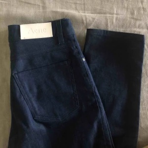  - As snygga byxor från Acne. Jag köpte de nya här på plick men de var tyvärr försmå🥺De är i fint skick och oanvända, lovar att det märks. Sitter tight upptill och är ”raka” nertill, normal-hög midja🥰kostar ca 2000kr nya🤪