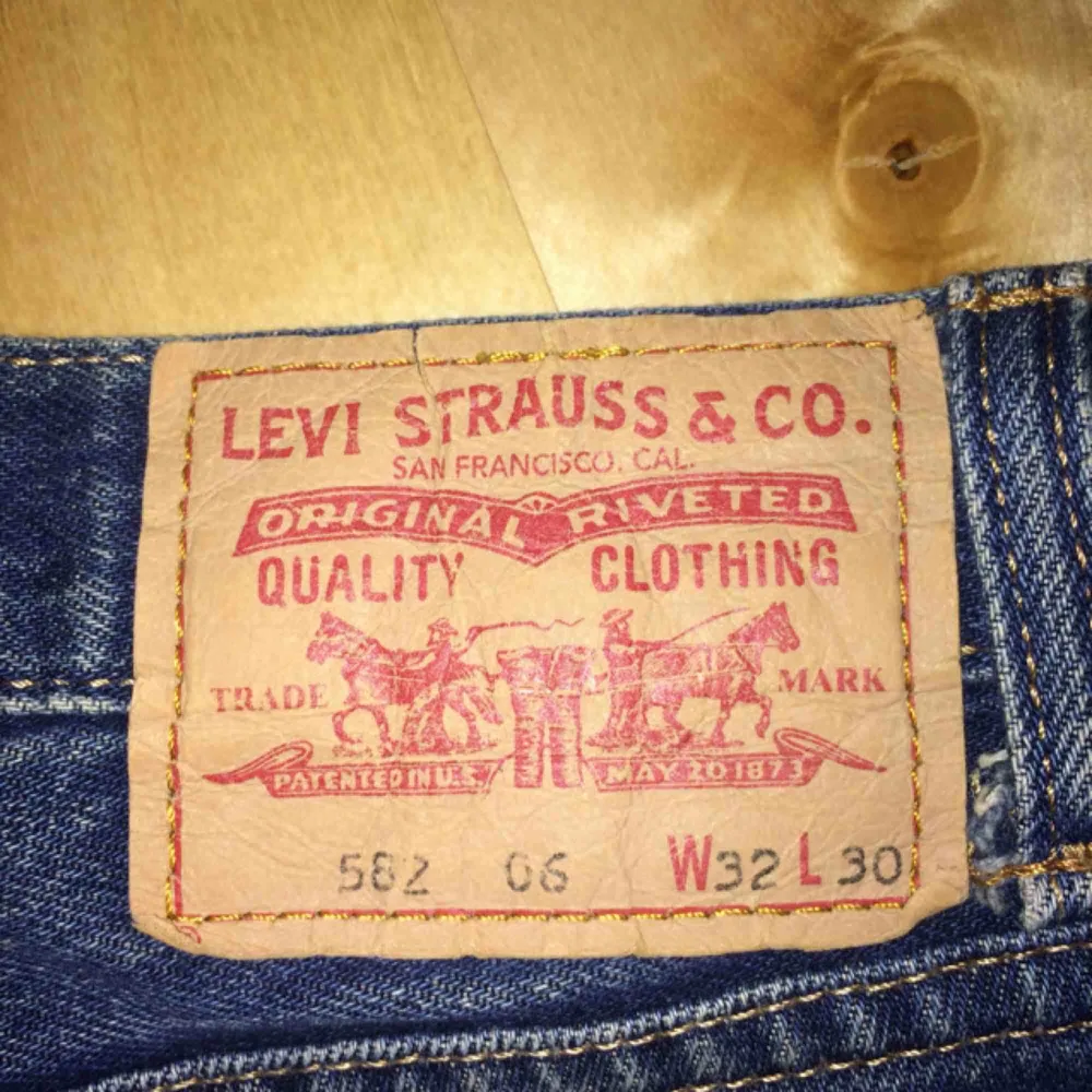 Skitsnygg Levis jeanskjol! Säljer pga för liten för mig. Står storlek 29 på insidan, storleken som står på utsidan stämmer inte. Köpt i en second hand butik i England. Pris 200kr + frakt 59kr 🥰. Kjolar.