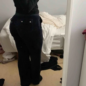  - Snyggaste mjukisarna från juicy couture, raka där nere. Två fickor fram och bak, sitter så himla bra. Väl använda men absolut inga fel på de, köpta för 1200 på NK🥰🥰