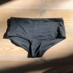  - En skön svart högmidjad bikiniunderdel. Inte mycket använd! 