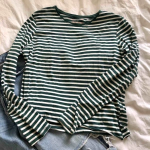  - Randig långärmad tröja som ska vara i stl L men skulle mer säga att den är som en S/M beroende på om man vill att den ska sitta lite lösare elr tajtare