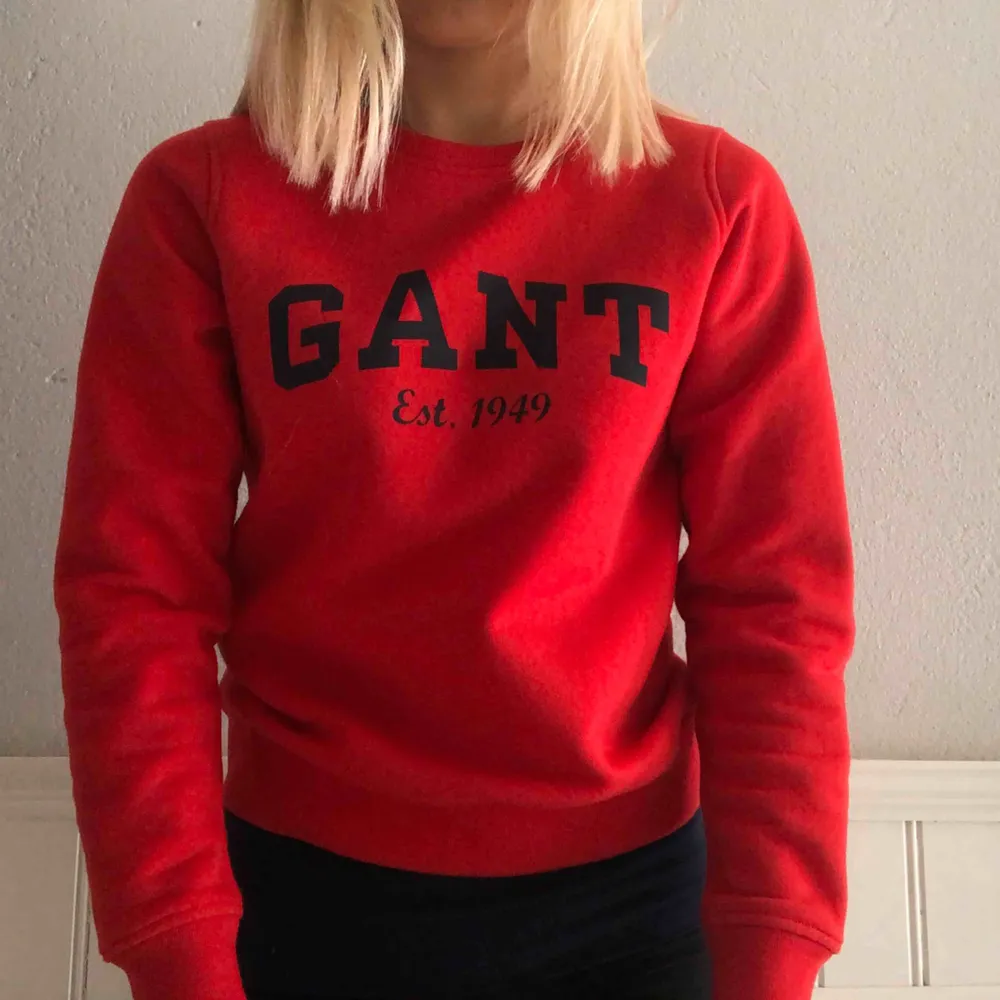 Sweatshirt från Gant med jättefin röd färg! Jättebra skick, använd max 3 ggr. Nypris 1000kr.. Hoodies.