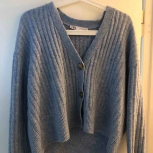  - Superfin blå färg. Kofta från zara. Storlek S.