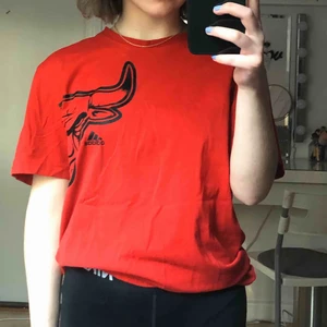  - Röd T-shirt från Adidas x Chicago bulls! Använd fåtal gånger och säljer den pga den anledningen, så den är i mycket fint skick. Jag står för frakten och betalning sker via swish <3