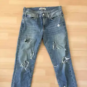 Boyfriend jeans från zara. Köpta i kroatien för ett antal år sedan. Snygga med mycket slitningar. 100% bomull. Frakt på 63kr tillkommer!